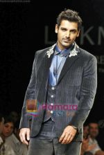John Abraham walk the ramp for Rocky S_s Show on LIFW Day 3 on 20th Sep 2009 (4).JPG